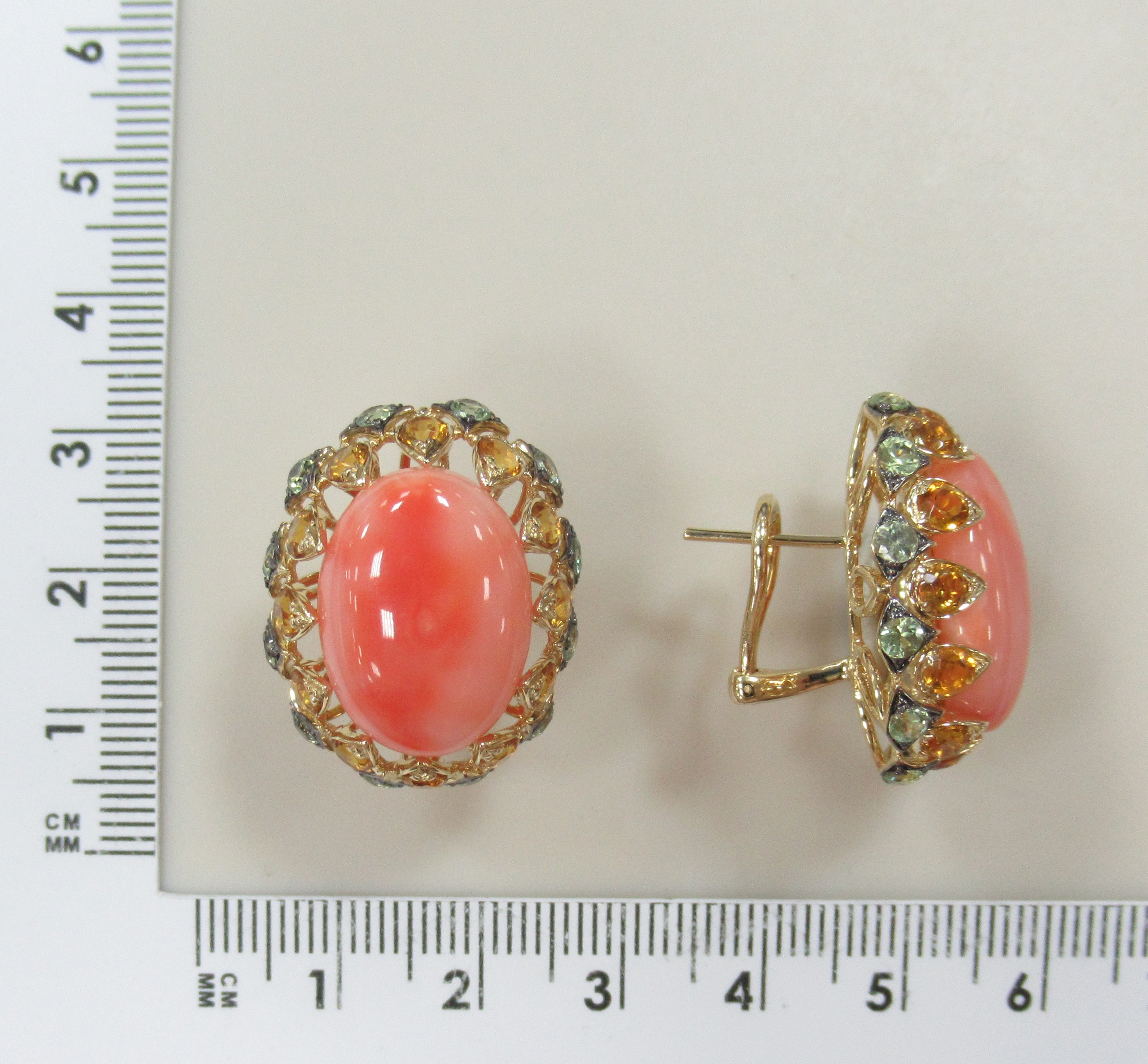 Серьги из желтого золота с кораллами